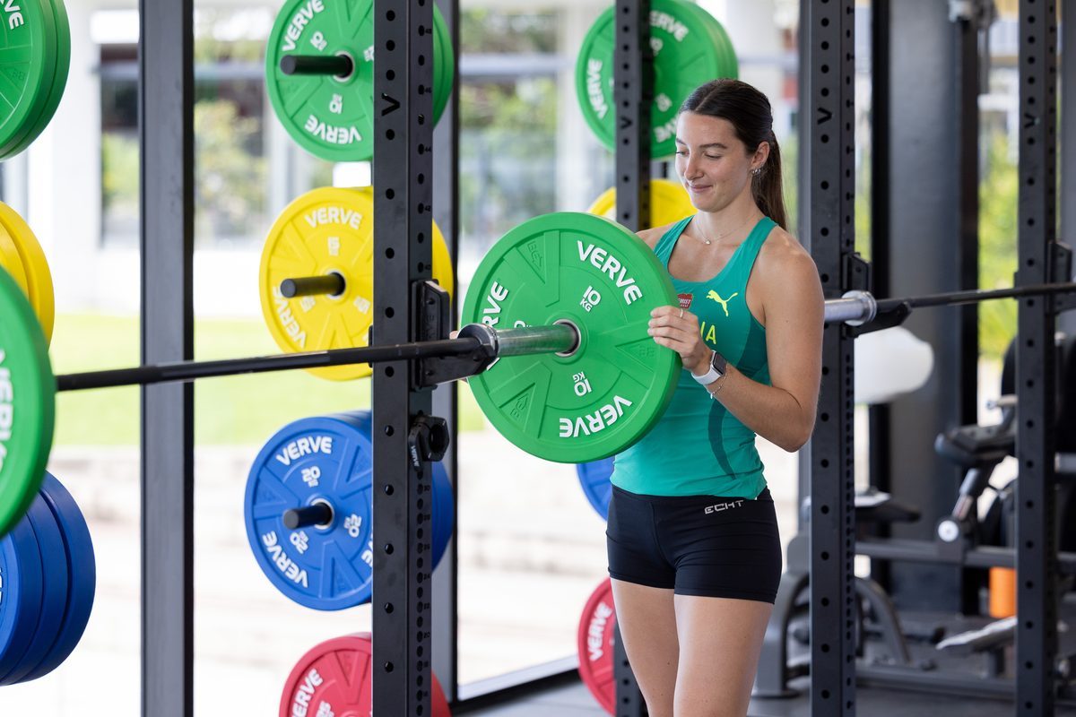 Athlete in Australian national team kit loading a VERVE plate at Griffith.